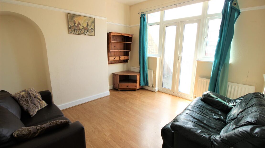 House Dellfield Crescent in Greater London