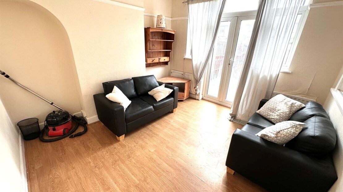 House Dellfield Crescent in Greater London