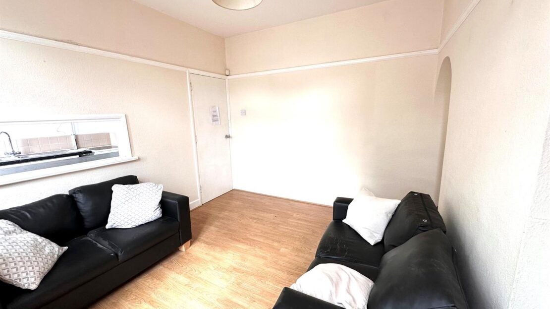 House Dellfield Crescent in Greater London