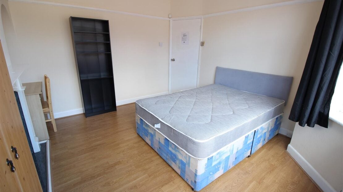 House Dellfield Crescent in Greater London