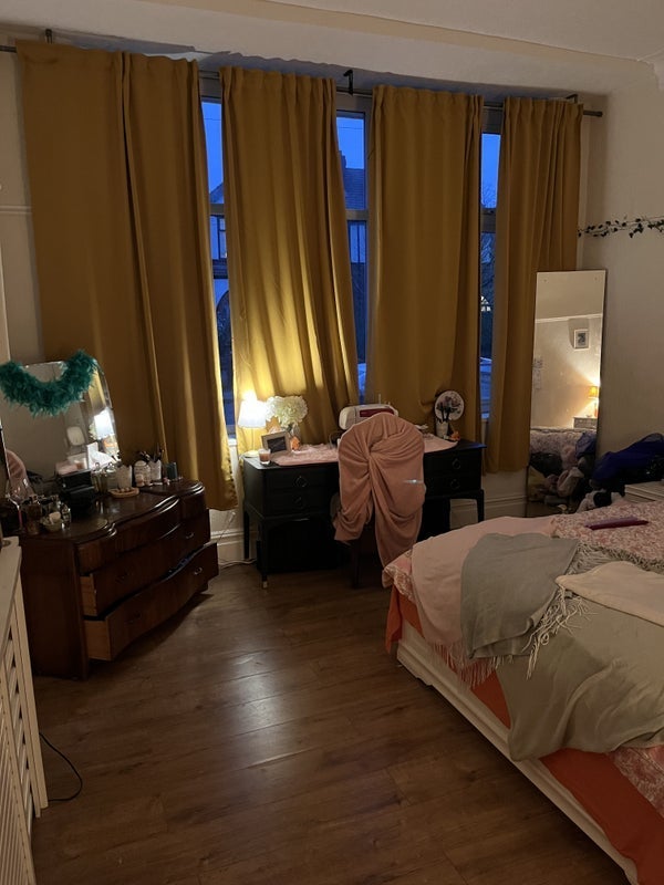Room Rowan Avenue in Manchester