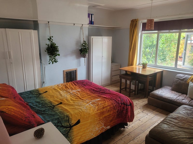 Room Mersey Road in Liverpool