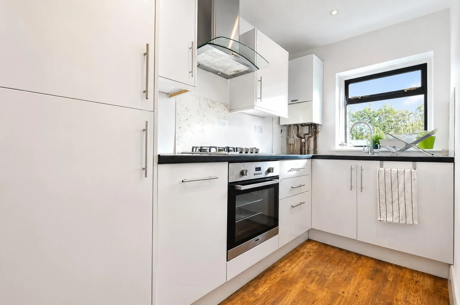 Flat Chaplin Road in Greater London