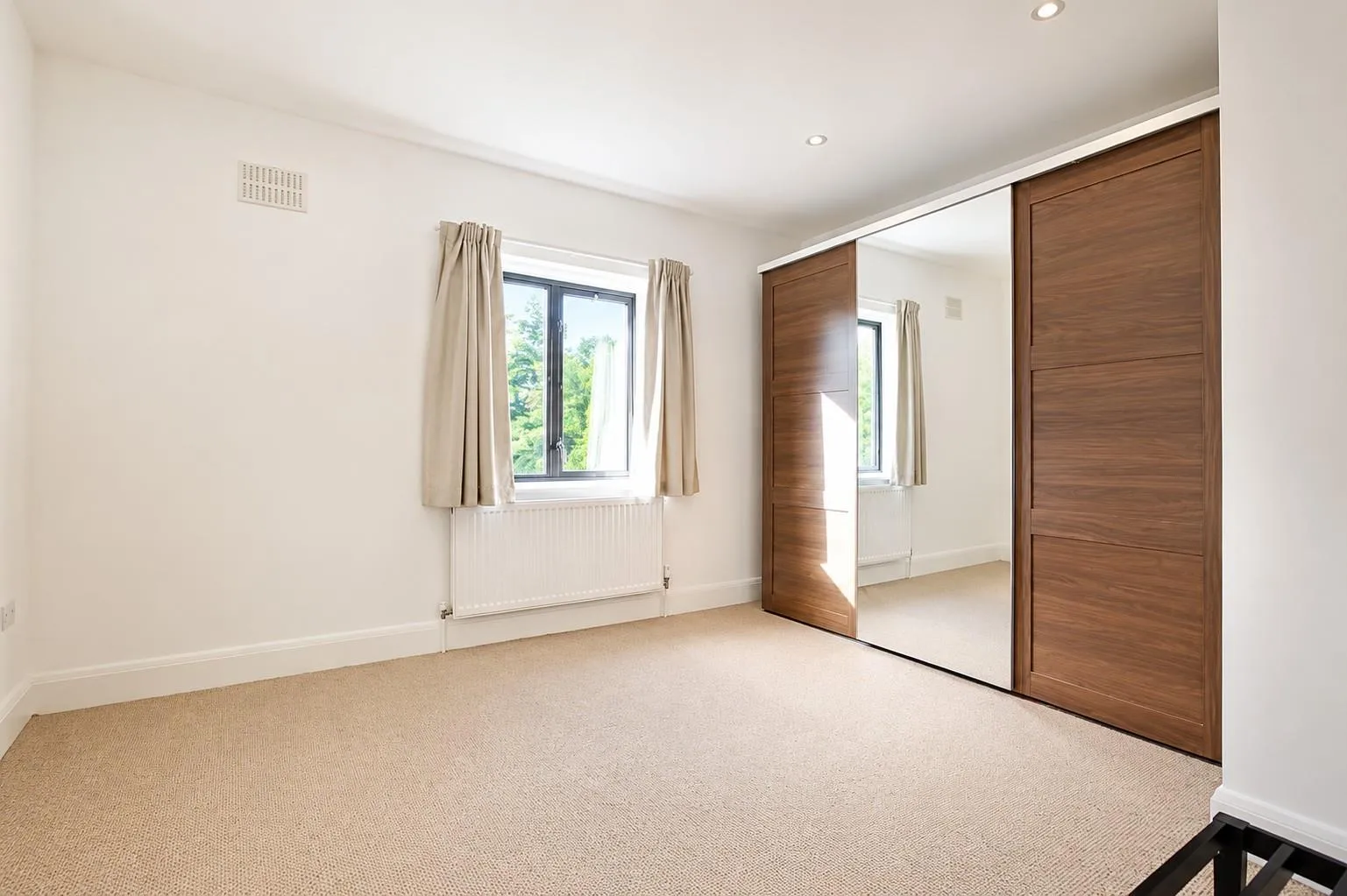 Flat Chaplin Road in Greater London