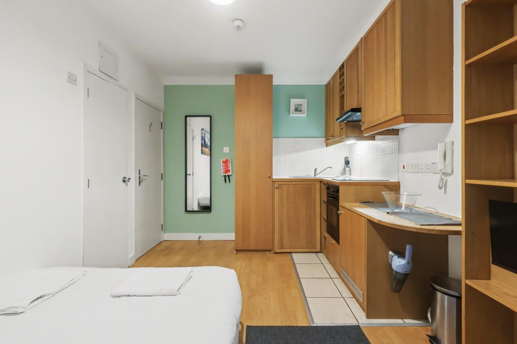 Flat Fairholme Road in Greater London
