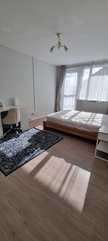 Room Lucey Way in Greater London