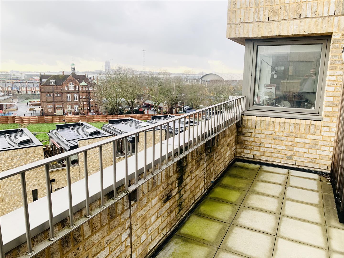 Flat Hilltop Avenue in Greater London