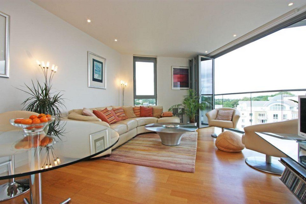 Flat Eastfields Avenue in Greater London