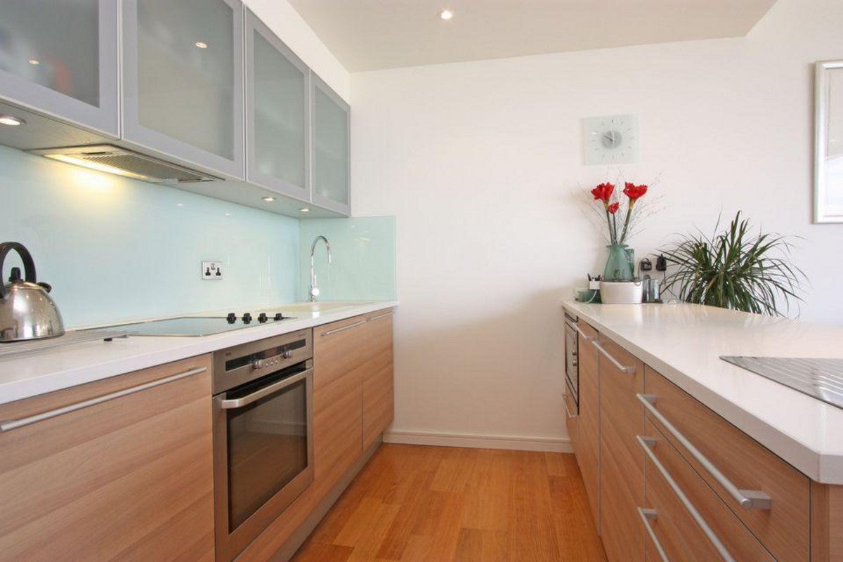 Flat Eastfields Avenue in Greater London