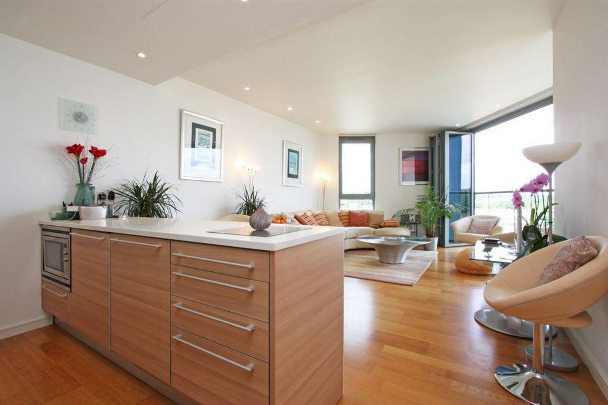 Flat Eastfields Avenue in Greater London