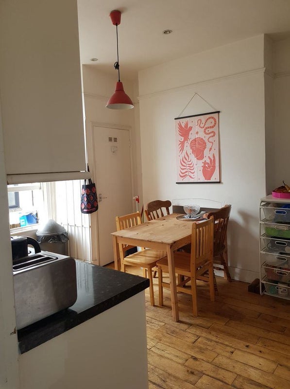 Flat Manse Road in Greater London