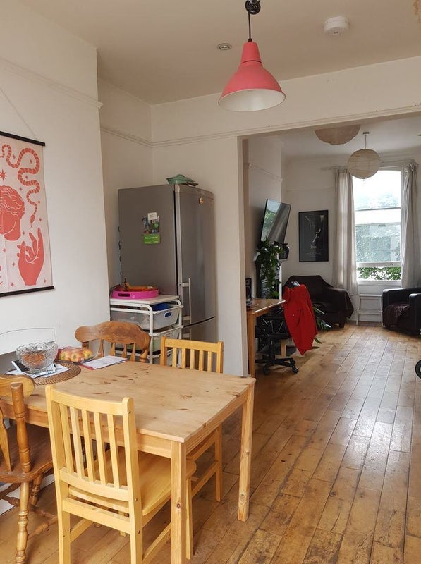 Flat Manse Road in Greater London