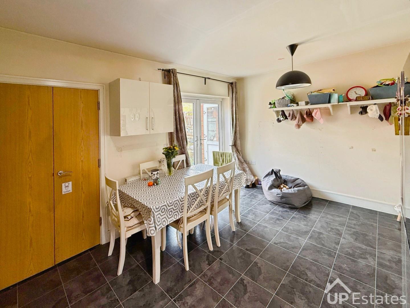 House Lyttelton Close in Rugby