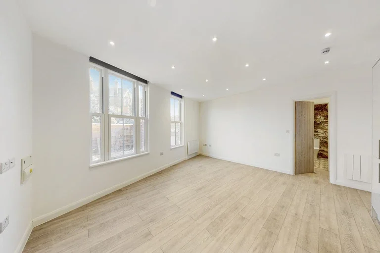 Flat Walm Lane in Greater London