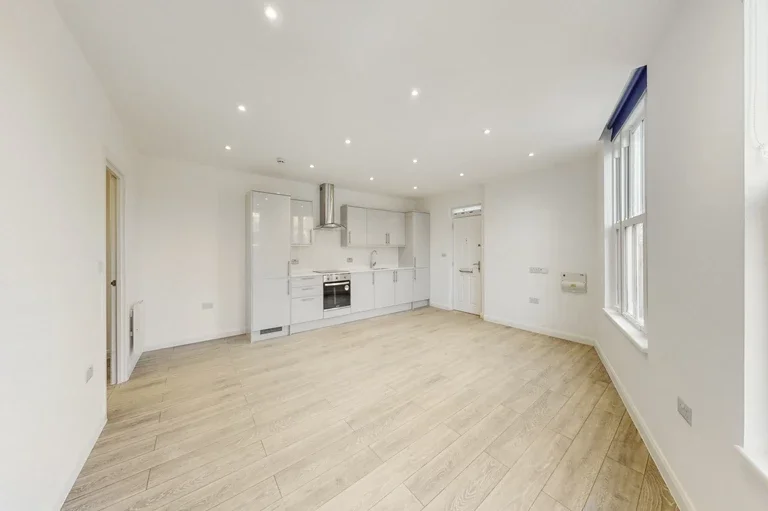 Flat Walm Lane in Greater London