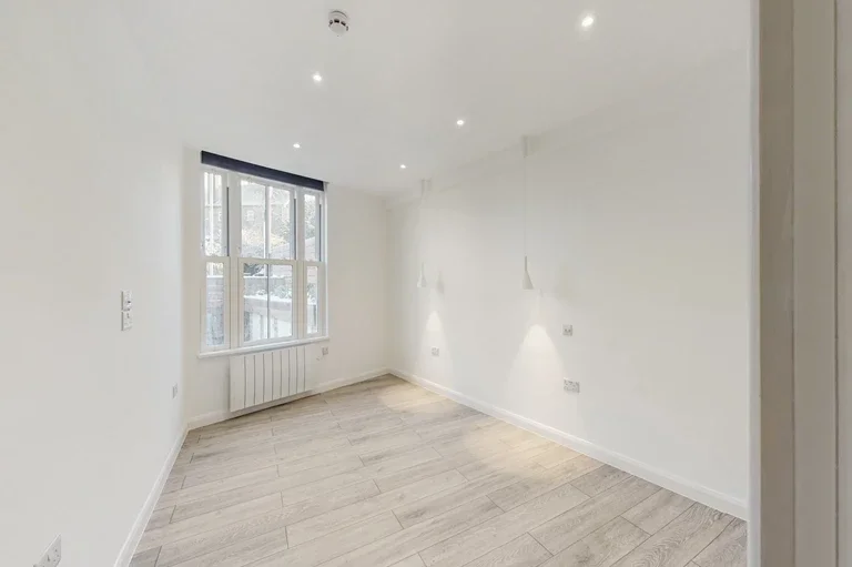 Flat Walm Lane in Greater London