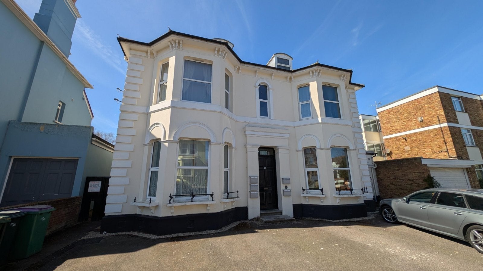 Flat Manor Road in Folkestone and Hythe District