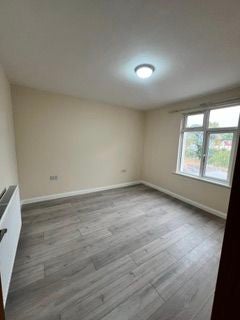 Flat Tachbrook Road in Greater London