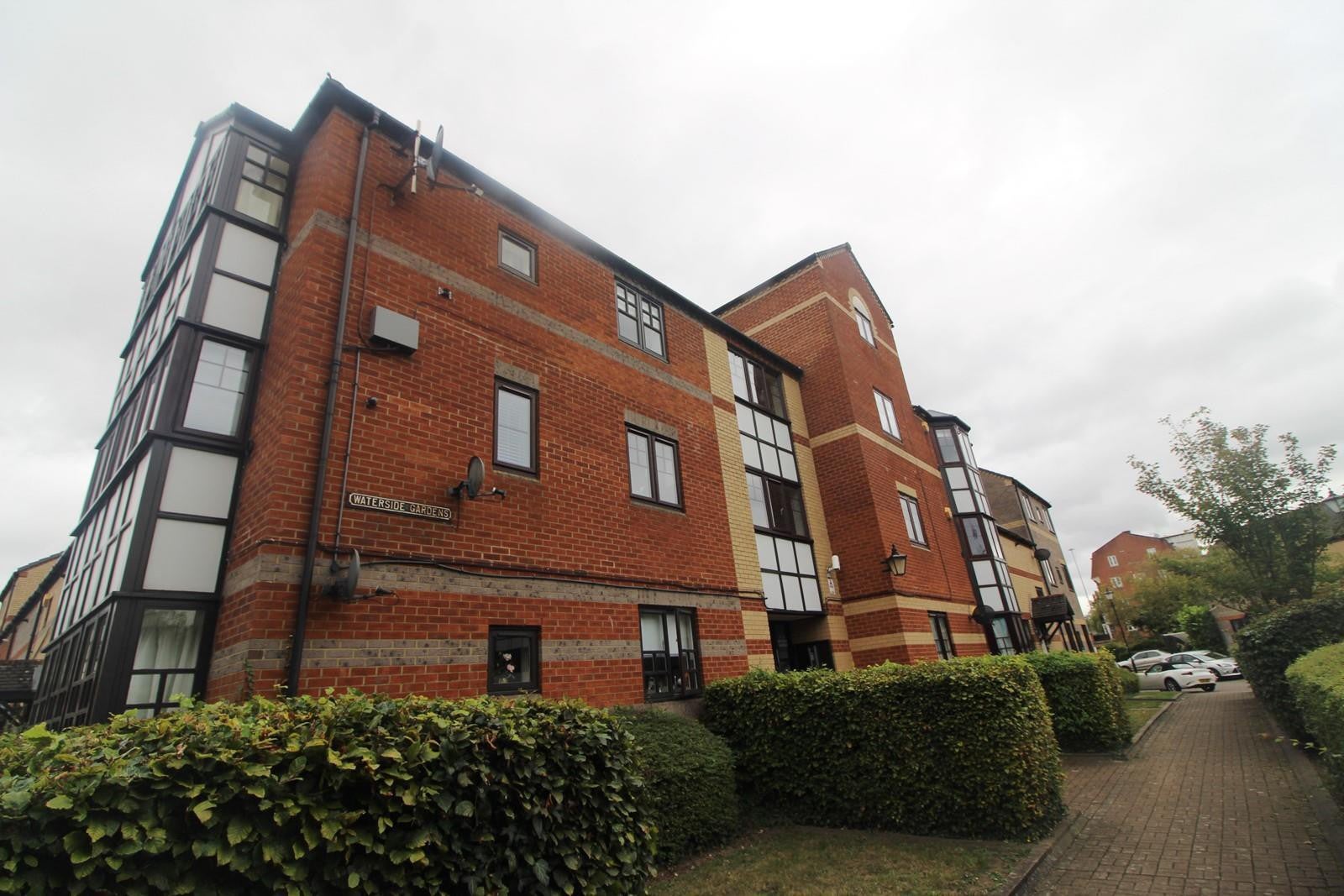Flat Waterside Gardens in Reading
