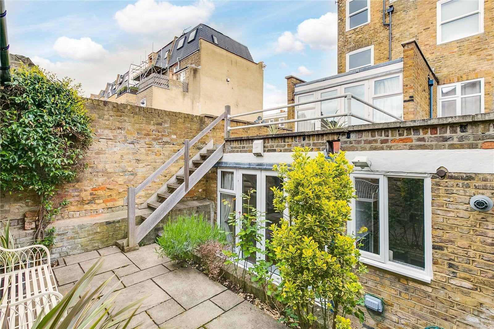 Flat Harwood Road in Greater London