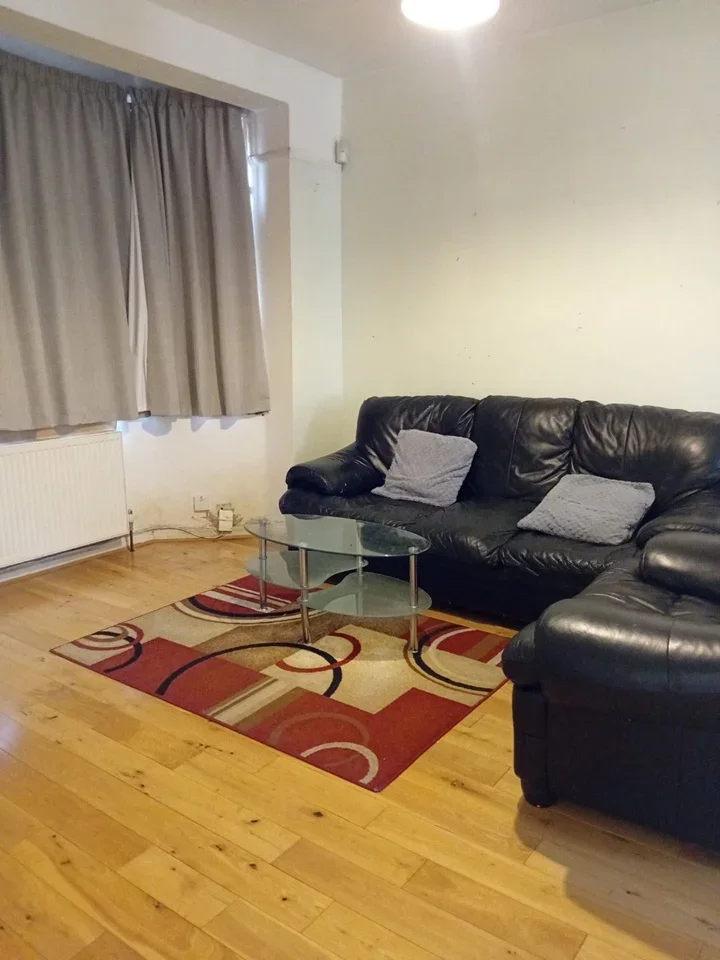 House Gantshill Crescent in Greater London