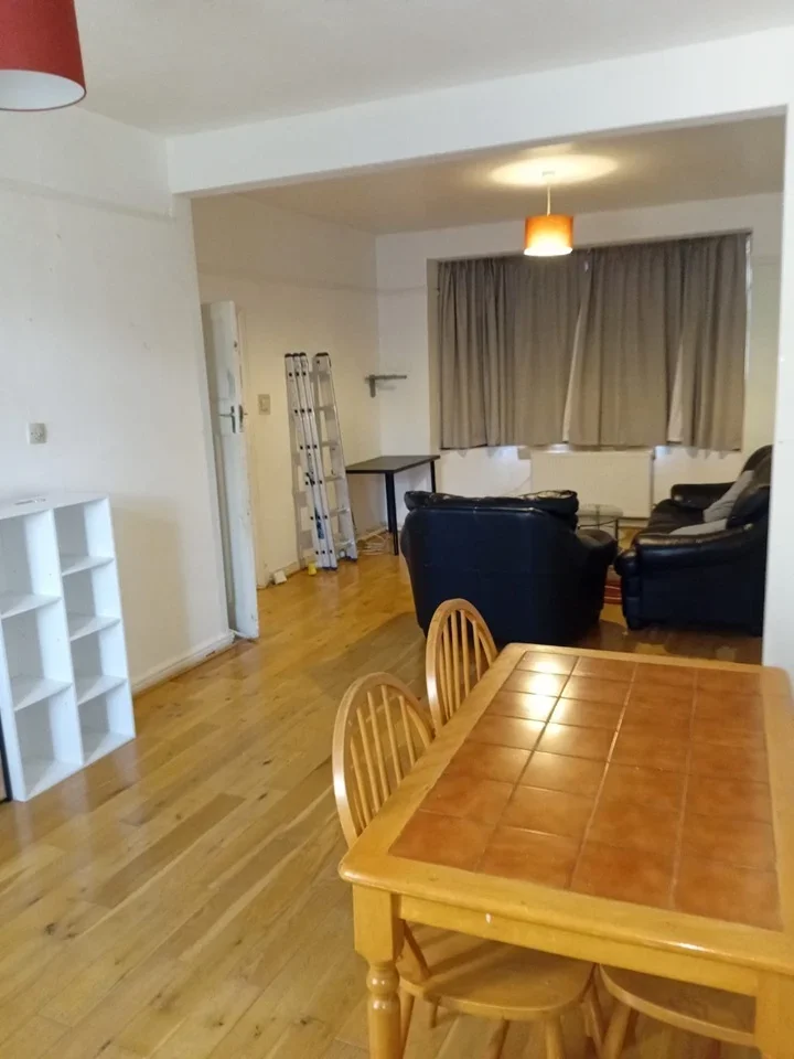House Gantshill Crescent in Greater London