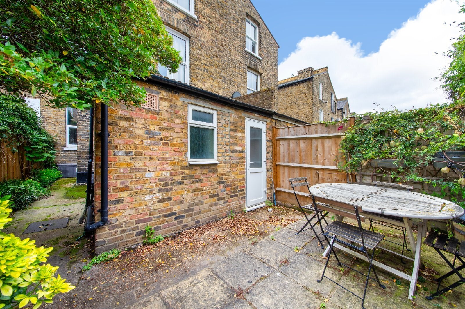 Flat Parma Crescent in Greater London