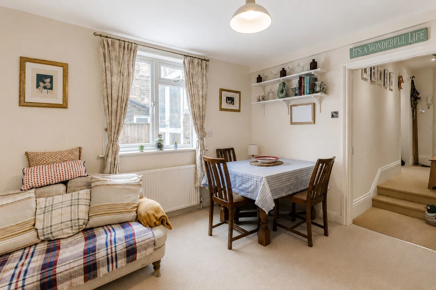 Flat Oakhill Road in Greater London