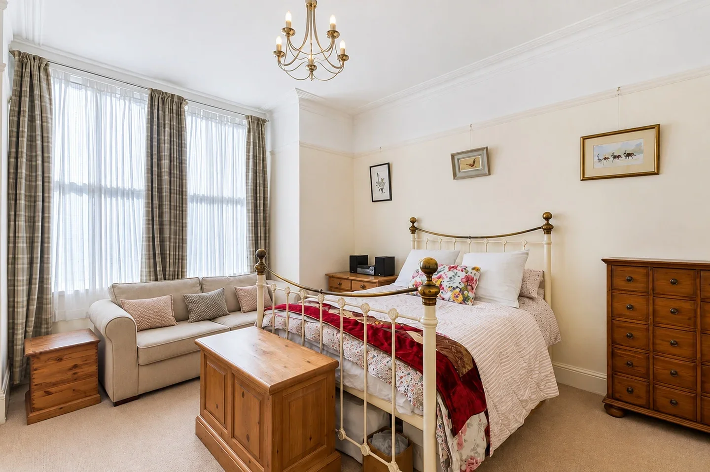 Flat Oakhill Road in Greater London