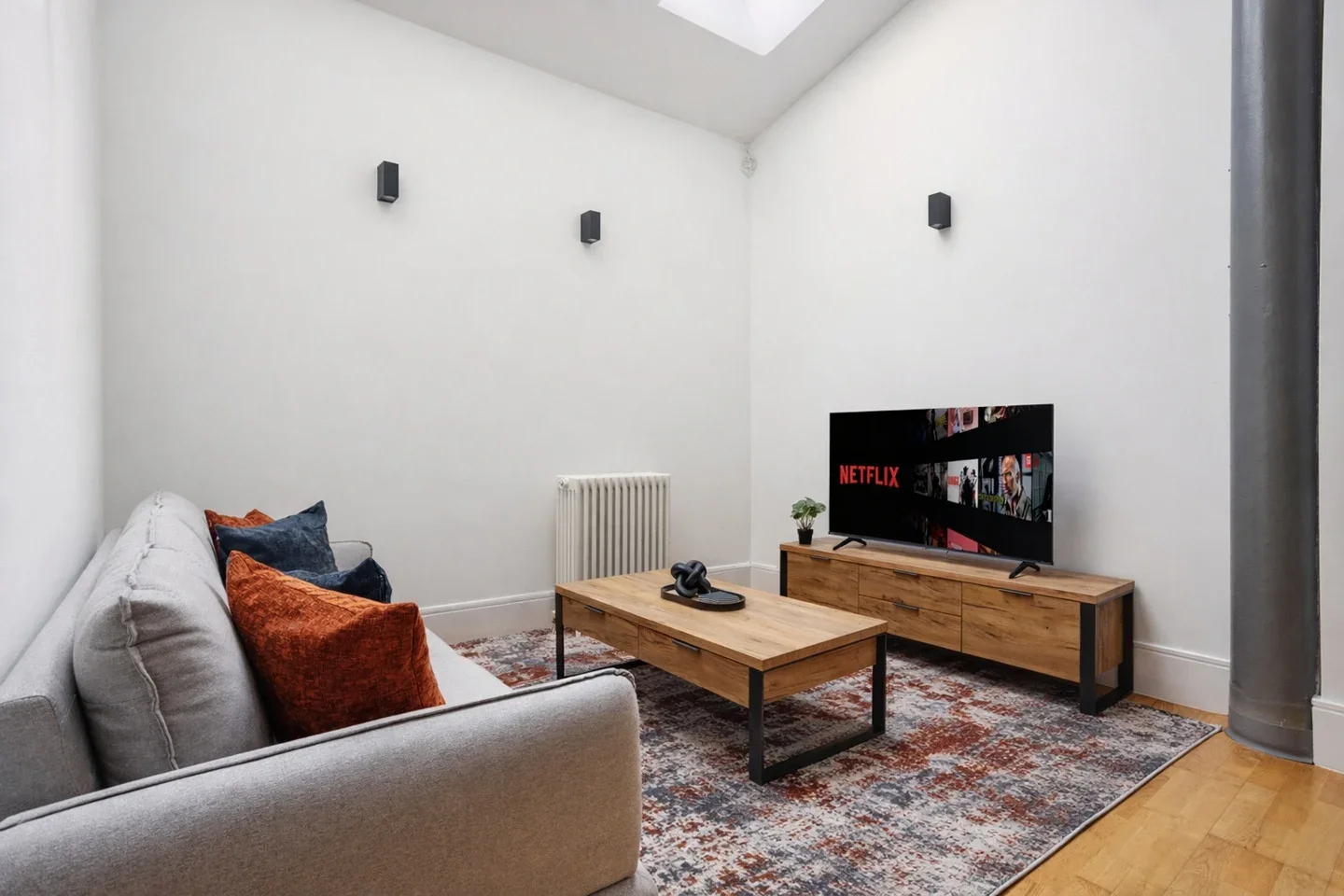 Flat Albion Yard in Greater London
