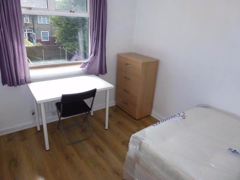 Room Old Oak Common Lane in Greater London