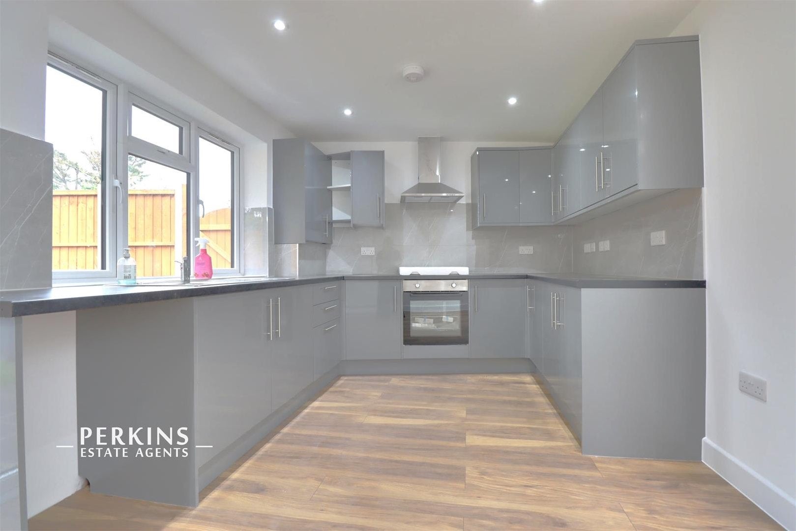 Flat Garrick Road in Greater London