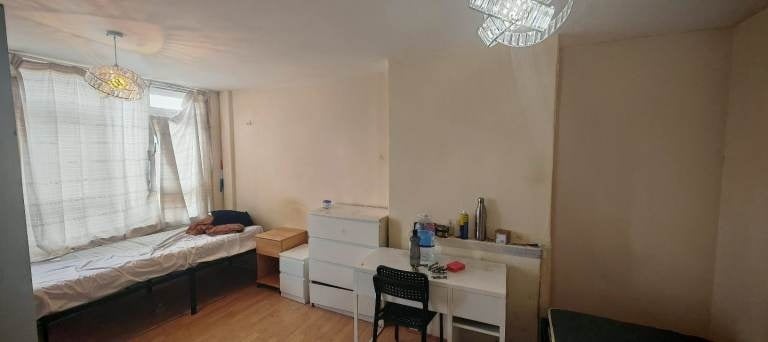 Room Manchester Road in Greater London