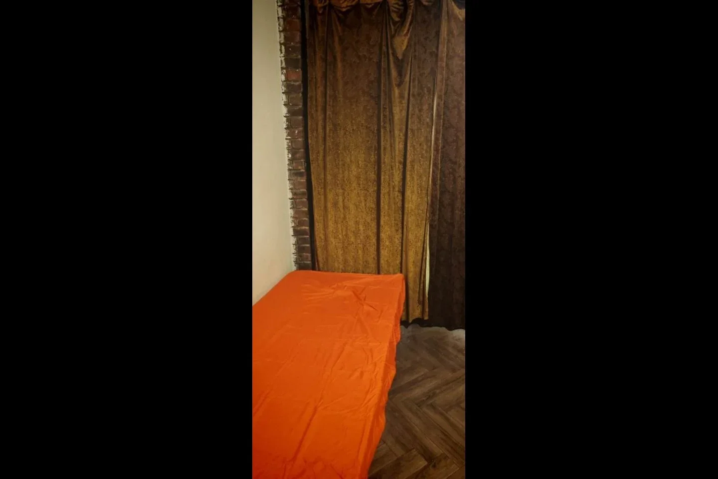 Room Manchester Road in Greater London