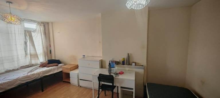 Room Manchester Road in Greater London