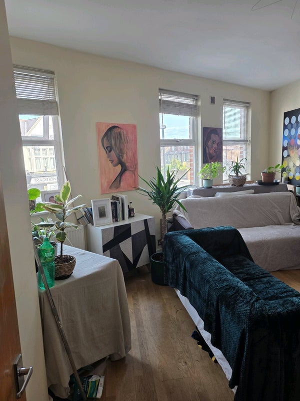 Flat Brookfield Road in Greater London