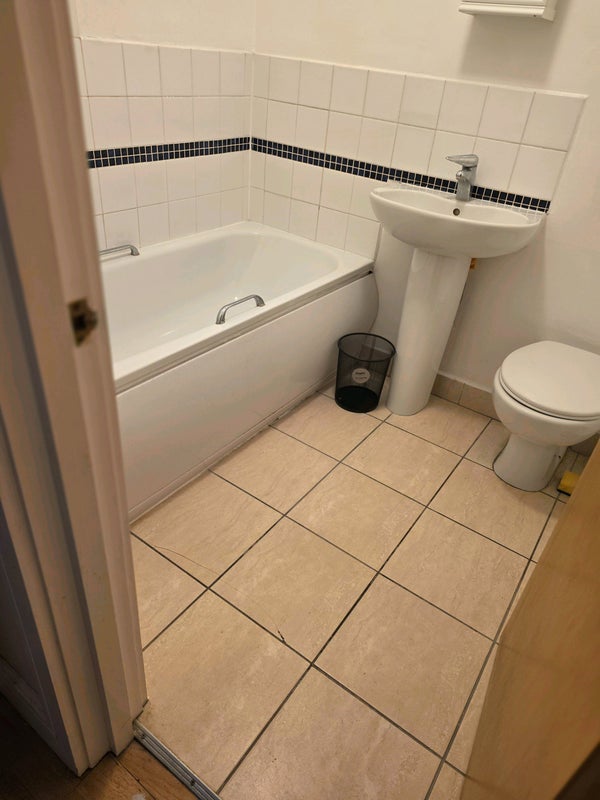Flat Brookfield Road in Greater London