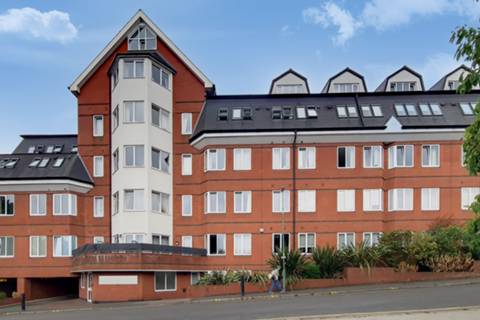 Flat Sutton Court Road in London Borough of Sutton