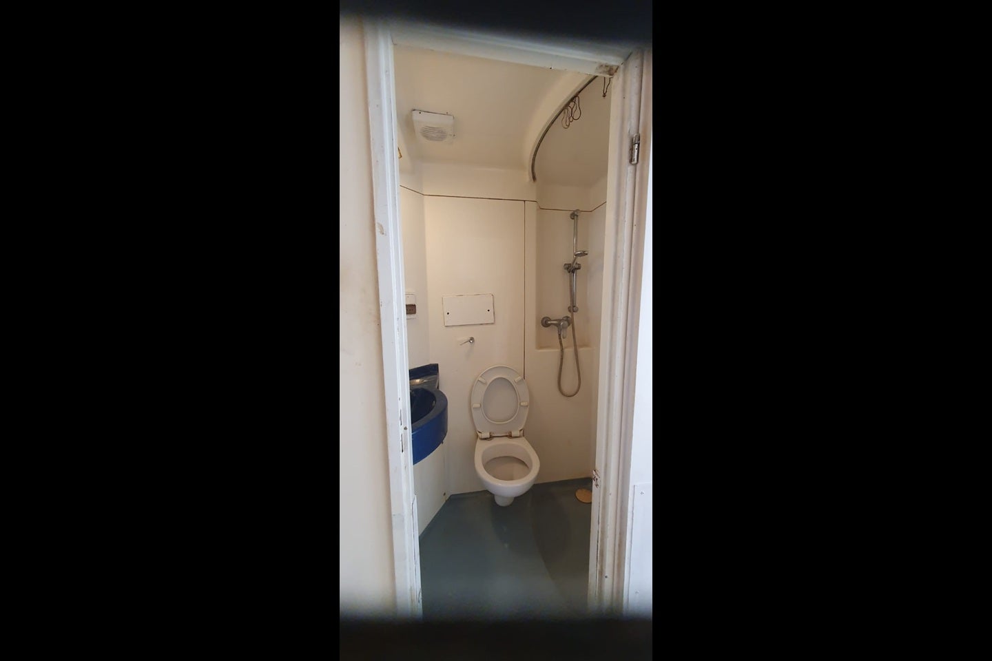 Flat Pownall Gardens in Greater London