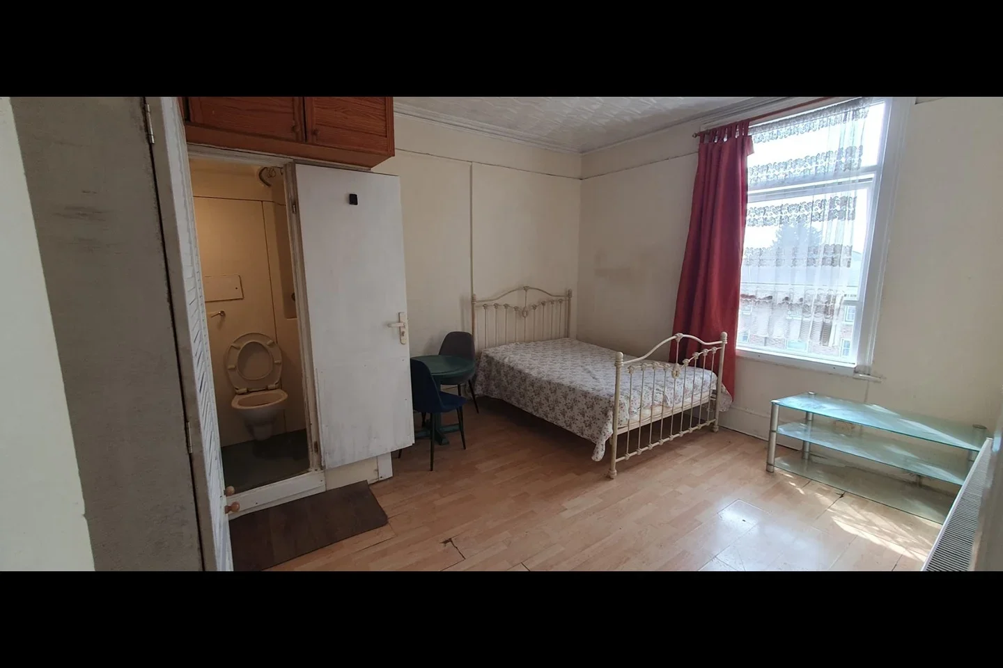 Flat Pownall Gardens in Greater London