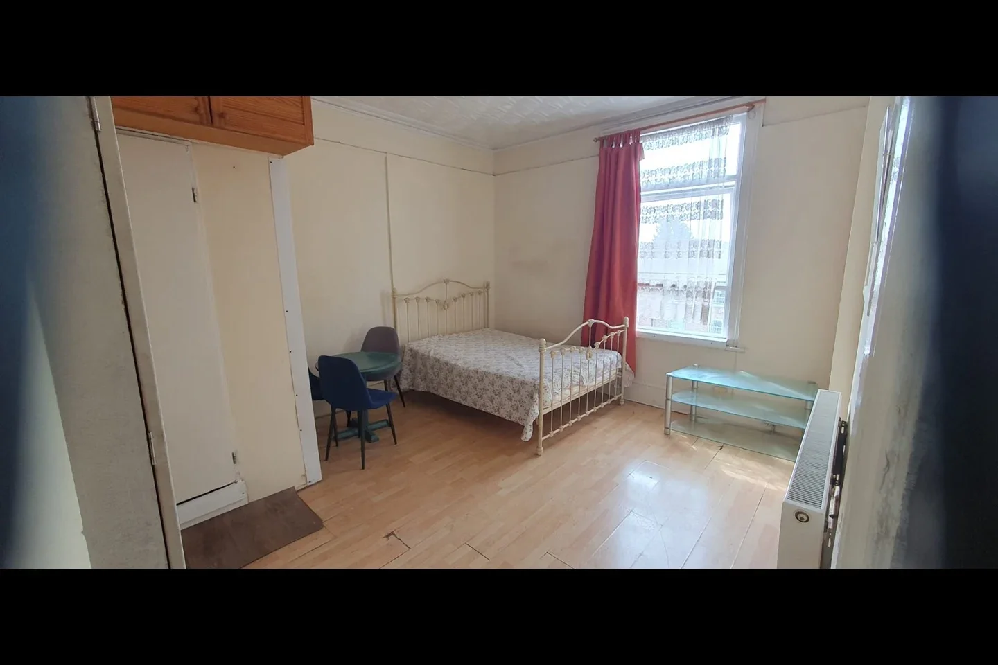 Flat Pownall Gardens in Greater London