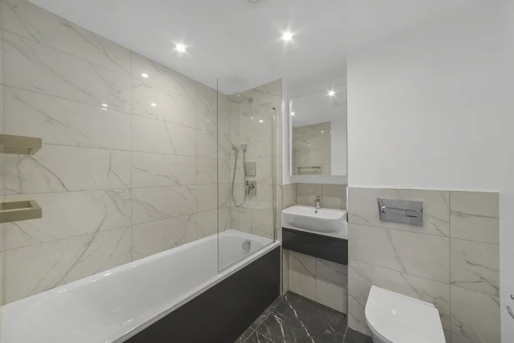Flat Cold Harbour in Greater London