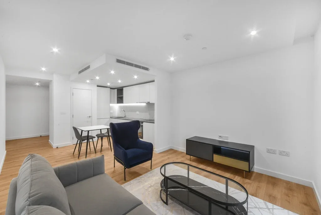 Flat Cold Harbour in Greater London
