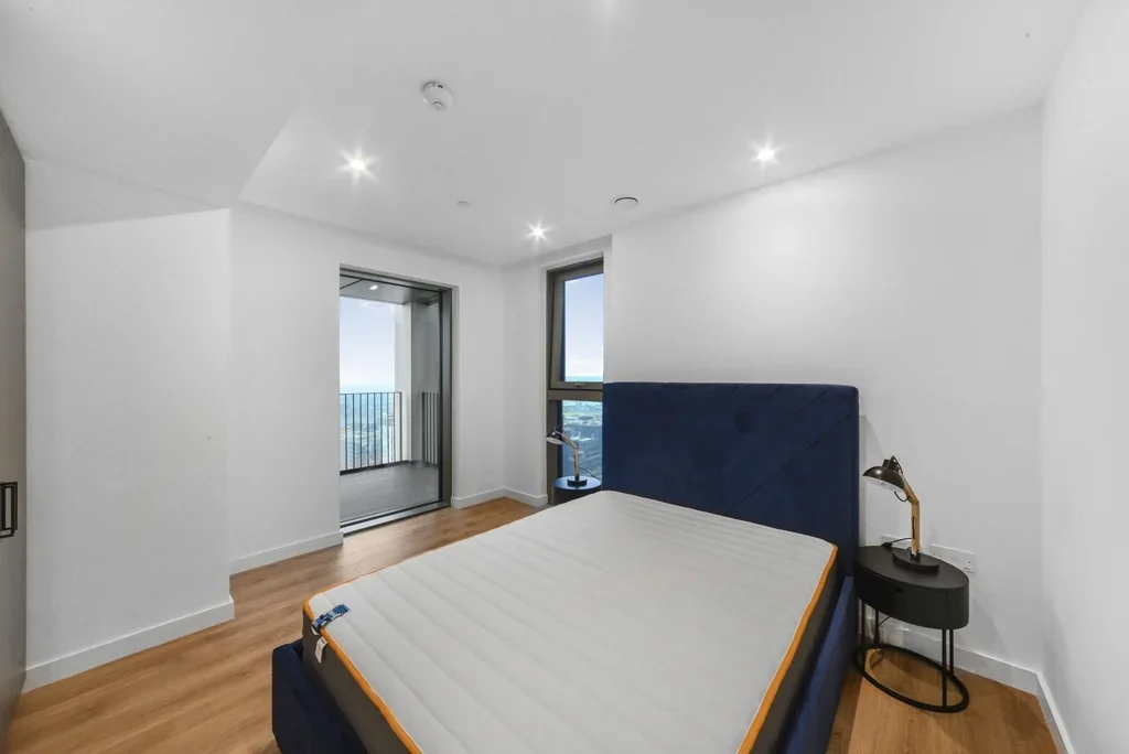 Flat Cold Harbour in Greater London