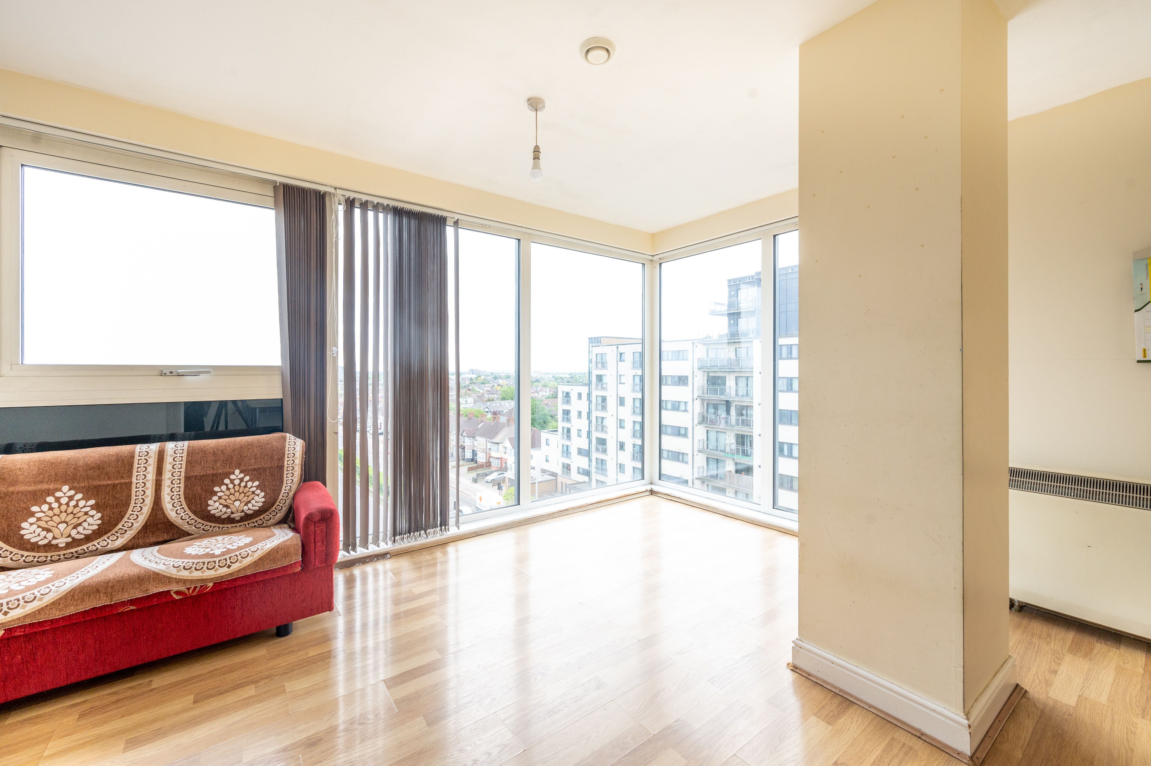 Flat Eastern Avenue in Greater London