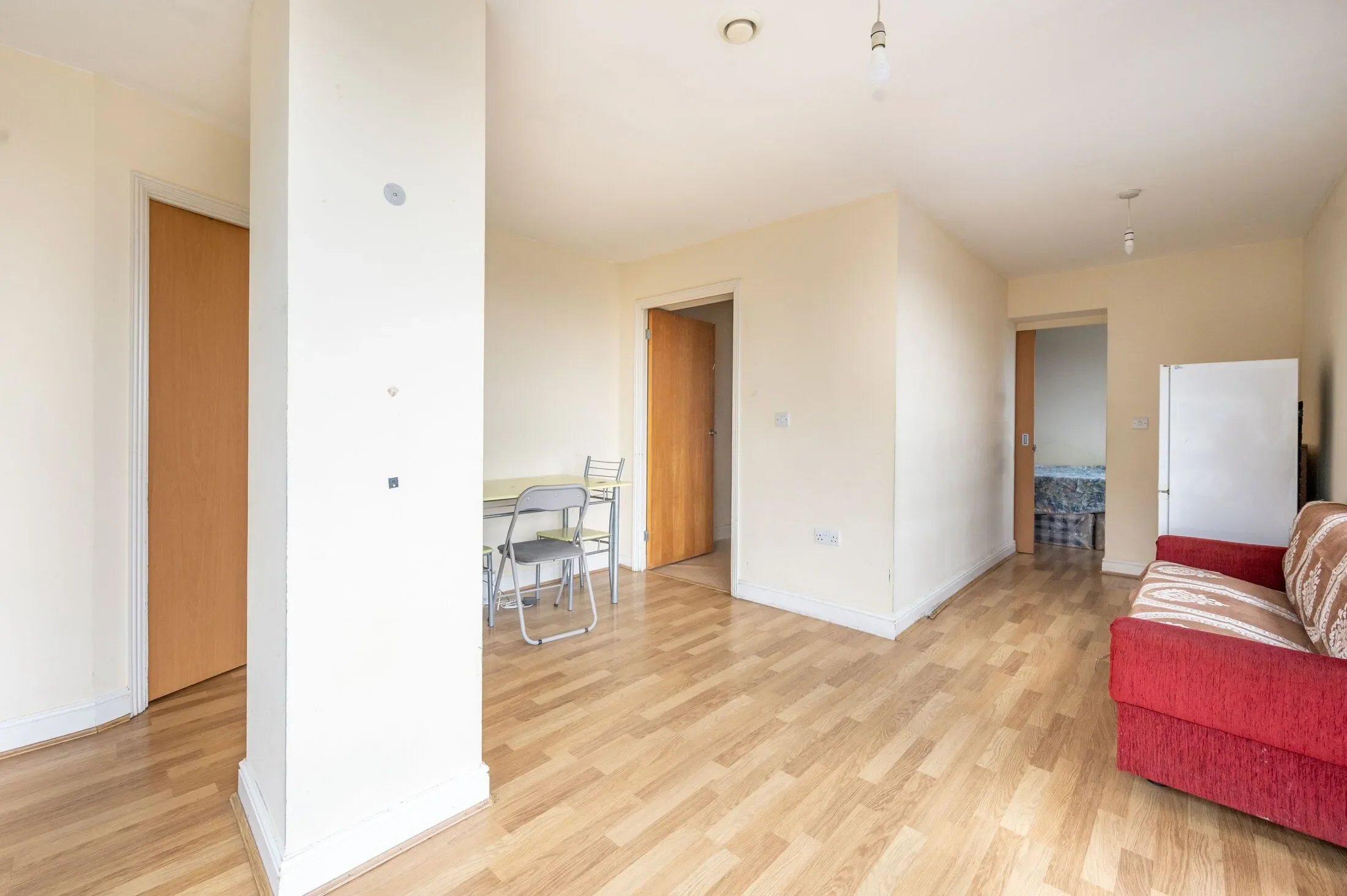 Flat Eastern Avenue in Greater London