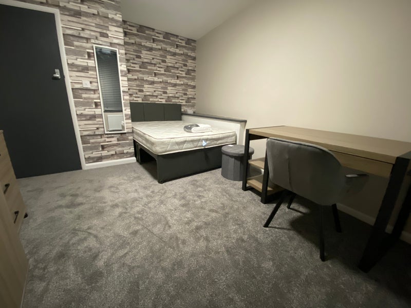 Room Wallace Road in Ipswich