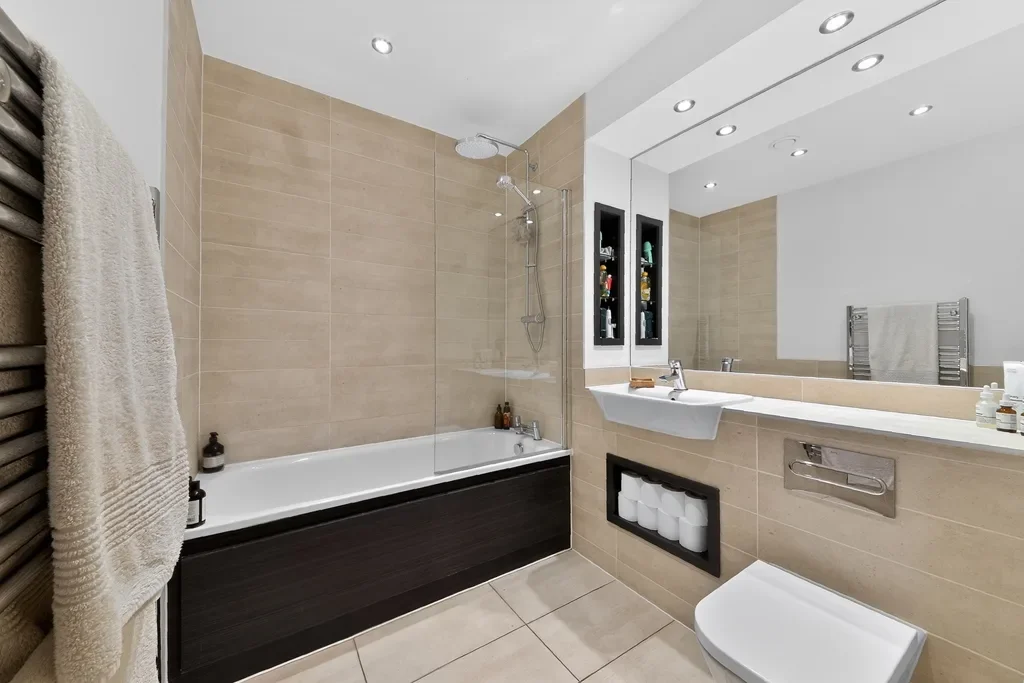 Flat Thomas Road in Greater London