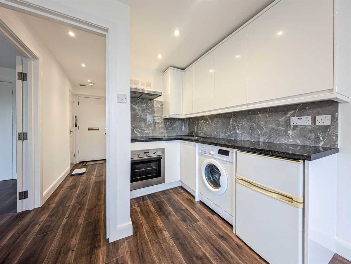 Flat Durnsford Road in Greater London