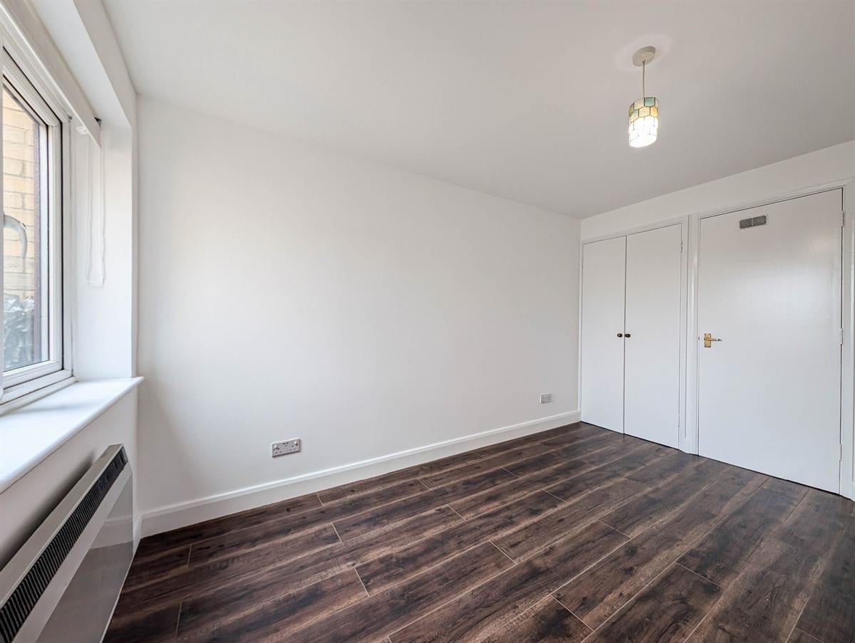 Flat Durnsford Road in Greater London